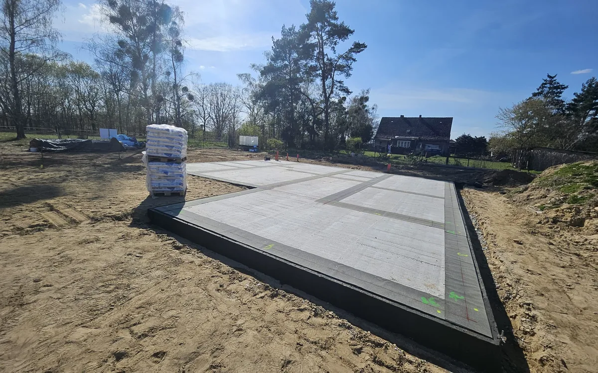 Finished, insulated floor slab on the building plot